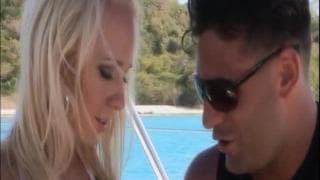 Carla Cox robi loda kapitanowi na łódce