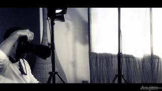 Caty Campbel i Colette bawią się na kanapie