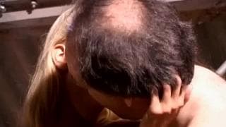 Wiązanie podnieca tego starego faceta