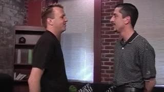 Para gejów jebie się na kanapie