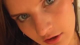 Nastolatka delikatnie dotyka swoje młode ciało