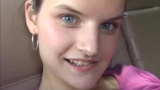 Nastolatka lubi się masturbować, nawet w aucie