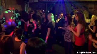 Kurwy obciągają wszystkie wolne kutasy 