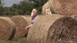 Blond Cat i Yasmine Gold - seks na wsi