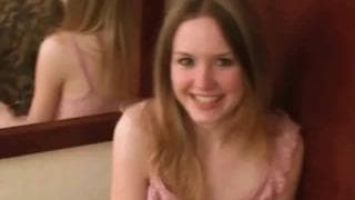 Nastolatka zapisuje swoje fantazje w pamiętniku