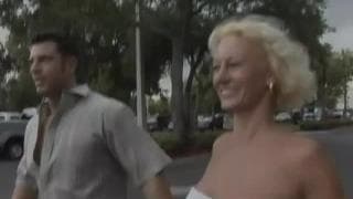 Dojrzała blondynka zawsze lubi seks!