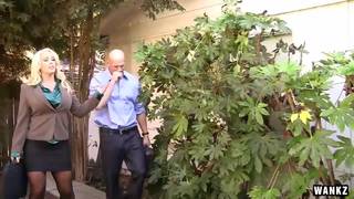 Alura Jenson-szefowa z pracownikiem