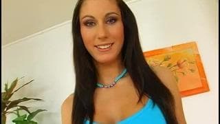 Ponętna brunetka wszystkich uwiedzie