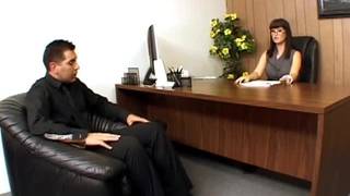 Carrie Ann pierdoli się w swoim biurze