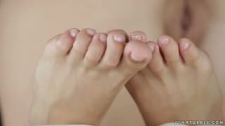 Lina Napoli używa stóp do masowania chuja