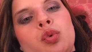 Młoda suka we wspólnej sesji z dildo