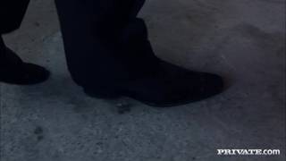 Dominica Dolce Mela ze związanymi rękami