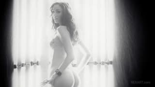 Anjelica Sage pokazuje swoją seksualność