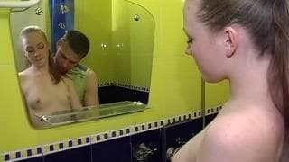 Jebanko w kilku pozycjach w małej łazience