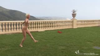 Miley Mason robi sobie palcówkę w ogródku