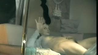 Sofia masturbuje się w ciemnym pokoju