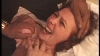 Ruda Francuzka ssie kutasy w gang bang