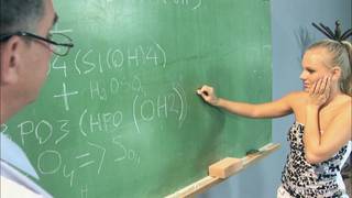 Barbie White walczy o zaliczeni z chemii