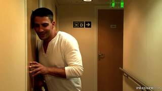 Donna Bell chętnie dała dupy kelnerowi