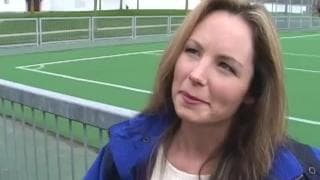 Mamuśka posuwana na pieska w pokoju dziennym