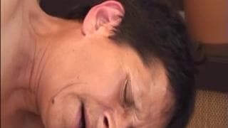 Esmeranda zabawia się z przyjacielem wnuka