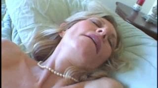 Baruska po raz pierwszy widzi czarnego konia