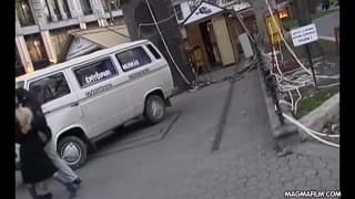 Laska ujeżdża kutasa w miejskim parku