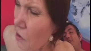 Babcia przed seksem nawilżyła sobie pizdę