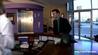 Holly Wellin to typowa sekretarka co daje dupy