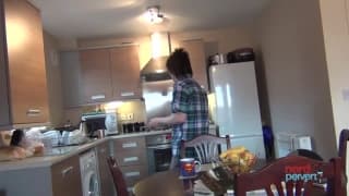 Leigh Logan wszystko wsadzi sobie do ust.