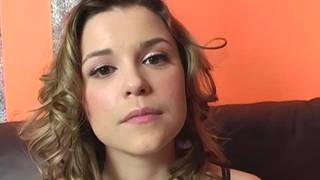 Przekazują sobie z ręki do ręki wielką pałę