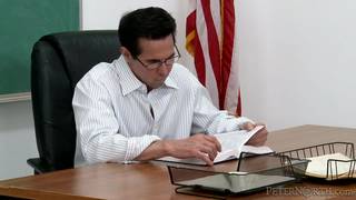 Nauczyciel kazał zostać blondynce po lekcjach