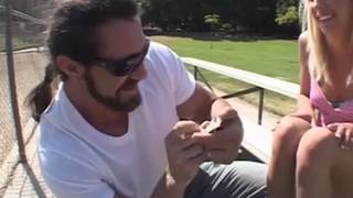 Starszy gościu ma ochotę na nastoletnie mięso