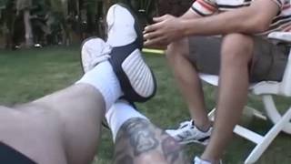 Zaczęła obciągać na zewnątrz, ale woli kanapę