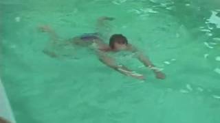 W końcu dostrzegli gołą babę koło basenu