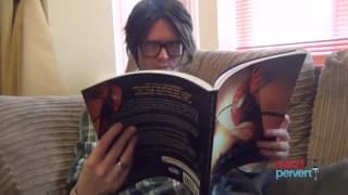 Jett Black każe jej klęczeć i obciągać