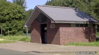 Dojrzała blondynka zarabia obciąganiem!