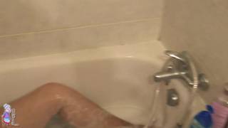 Stara i napalona Hermine w wannie