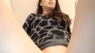 Seksowna brunetka robi sobie szybką palcówkę