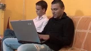 Trzej geje umieją sie sobą cieszyć