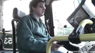 Tranny obciąga kutasa w autobusie!!