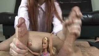 Dwa twarde chuje w rękach lalki Barbie