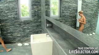 Blue Angel masturbuje się wodą z prysznica