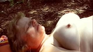 Ta babcia lubi bliski kontakt z naturą