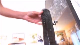 Starsza para dzieli się sztucznym penisem