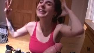 Joanna Angel lubi obciągać i patrzyć w kamerkę