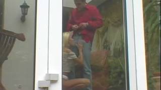 Nikki Blonde już siedzi na jego twardym chuju