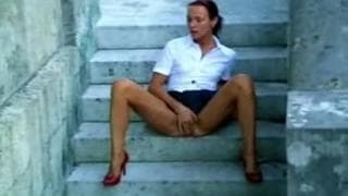 Francuzka masturbuje się na dworze