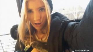 Apetyczna blondyneczka w masturbacji