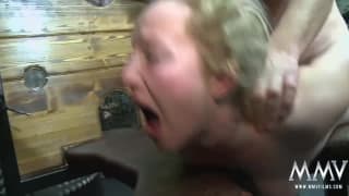 Niemiecka dziwka na ostrym gang bang!